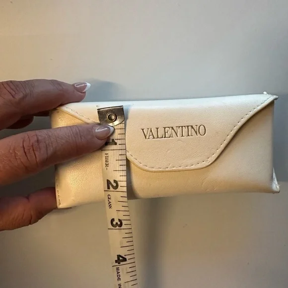 Luxury Vintage-Inspired Valentino Cream Leather Eyeglass Case - Picture 8 of 11